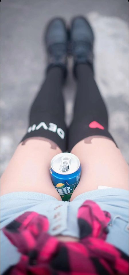美女黑袜红心图案浅蓝短裤持雪碧罐第一视角暖灰人物摄影手机壁纸