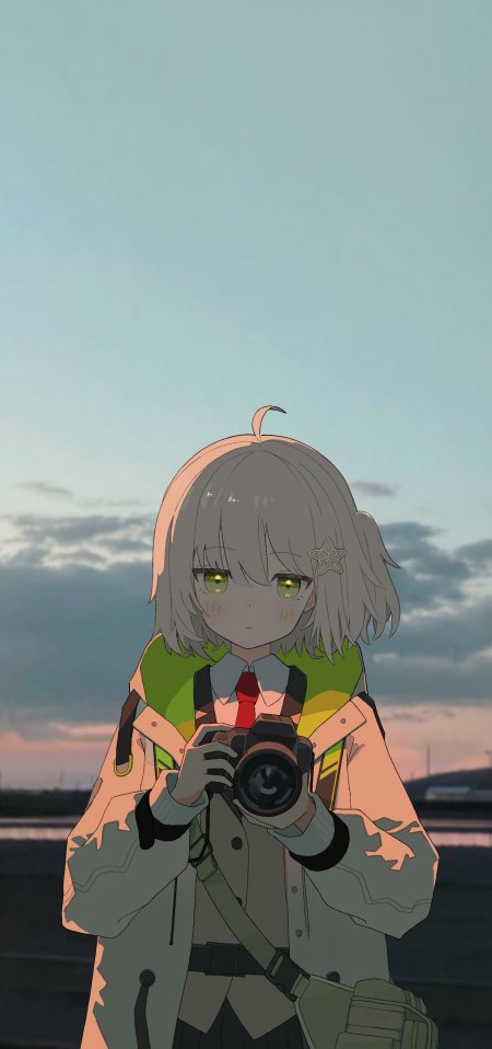 蔚蓝天空下灰发绿瞳少女持相机拍摄青灰暖调动漫手机壁纸