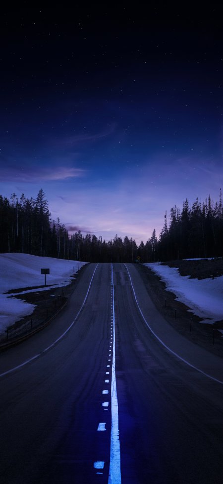 星空下的雪边公路延伸至远方蓝紫渐变风景手机壁纸