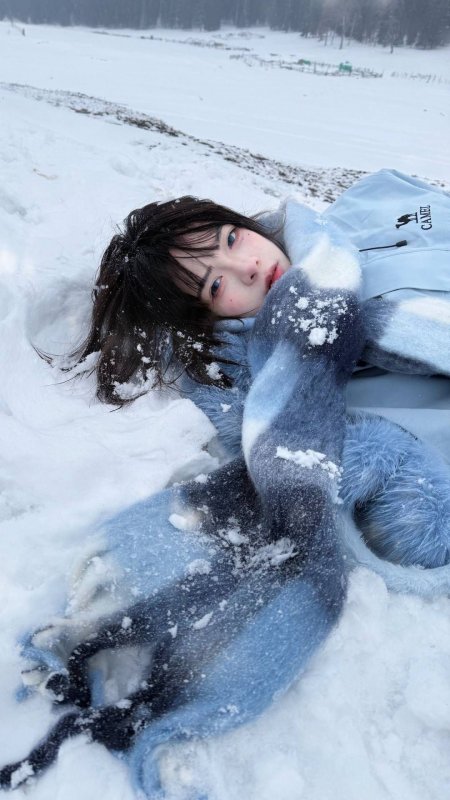 雪地躺卧黑发蓝眸少女浅蓝毛绒围巾暖白人物摄影手机壁纸