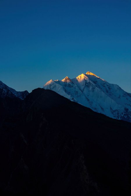 雪山峰顶金光映照蓝黑渐变风景手机壁纸