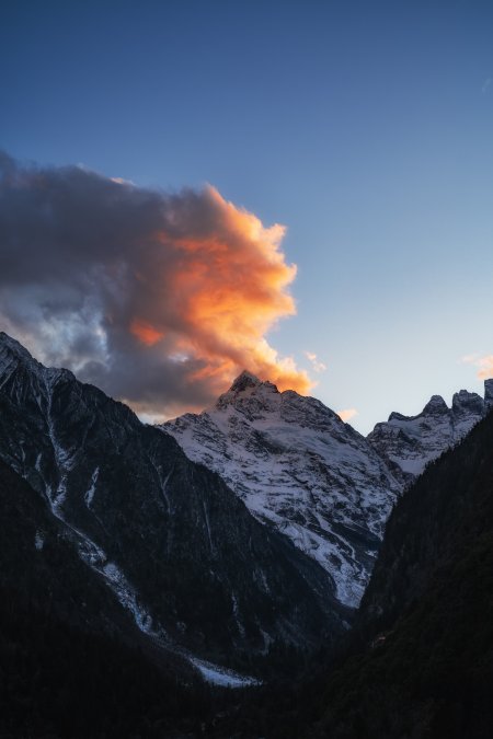 雪山巍峨云霞染金蓝白风景手机壁纸