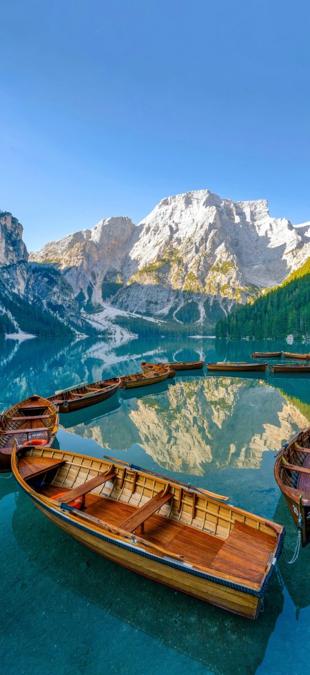 意大利多洛米蒂山脉布雷斯湖木舟倒影蓝绿风景手机壁纸