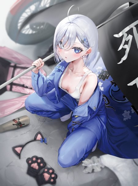 银发蓝眼少女持旗蹲坐蓝白和风动漫手机壁纸