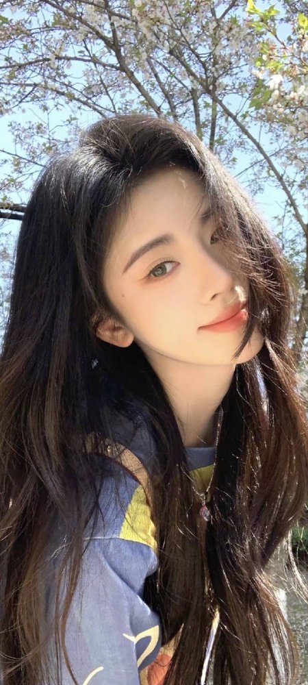 长发少女樱花树下微笑暖金人物摄影手机壁纸