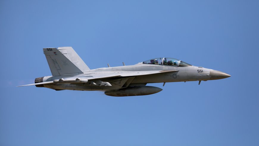 FA18超级大黄蜂战斗机蓝天飞行灰蓝军事科技创意电脑壁纸