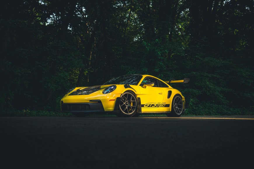 保时捷911GT3RS亮黄超跑森林路边侧影汽车电脑壁纸