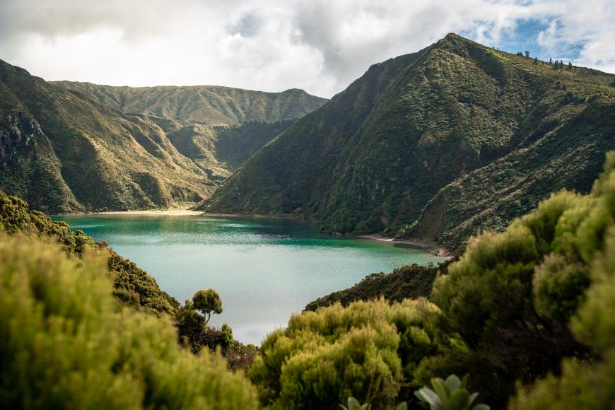 翠绿山峦环抱碧蓝湖泊云影斑驳自然风景电脑壁纸