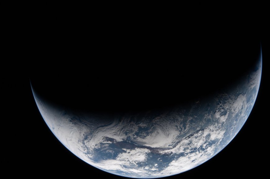 地球弧形地平线云层覆盖深蓝太空科幻电脑壁纸