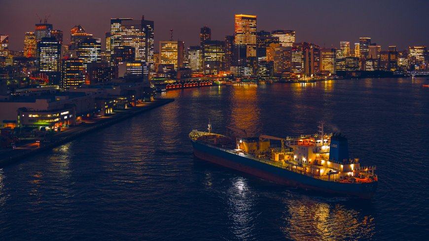 东京湾夜景灯火辉煌高楼林立货轮航行深蓝城市建筑电脑壁纸