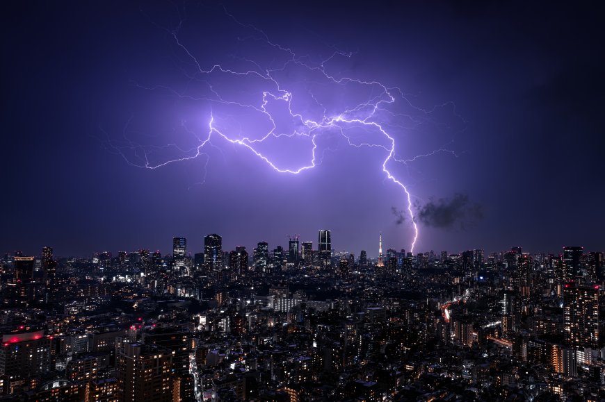 东京夜景雷暴闪电划破天际紫蓝城市建筑电脑壁纸