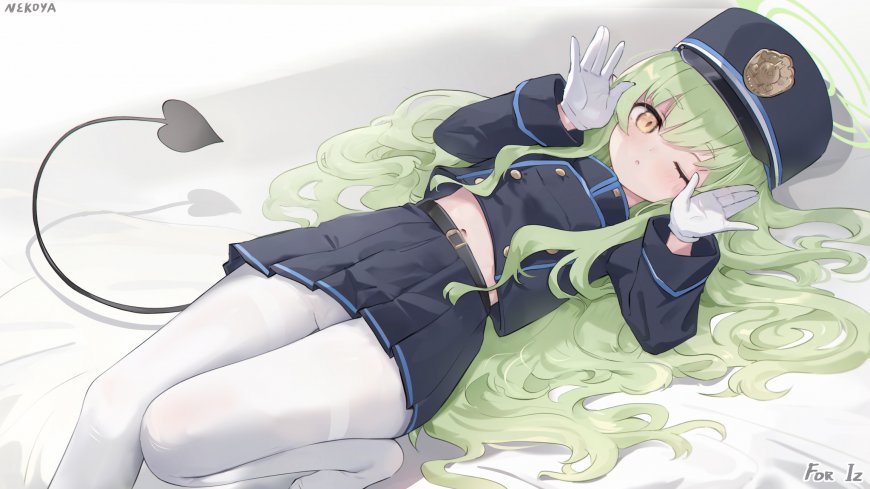绿发少女警服躺卧心形尾巴动漫电脑壁纸
