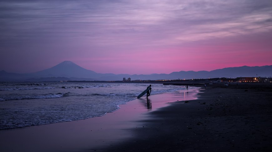 富士山远景海滩冲浪者紫粉渐变风景电脑壁纸