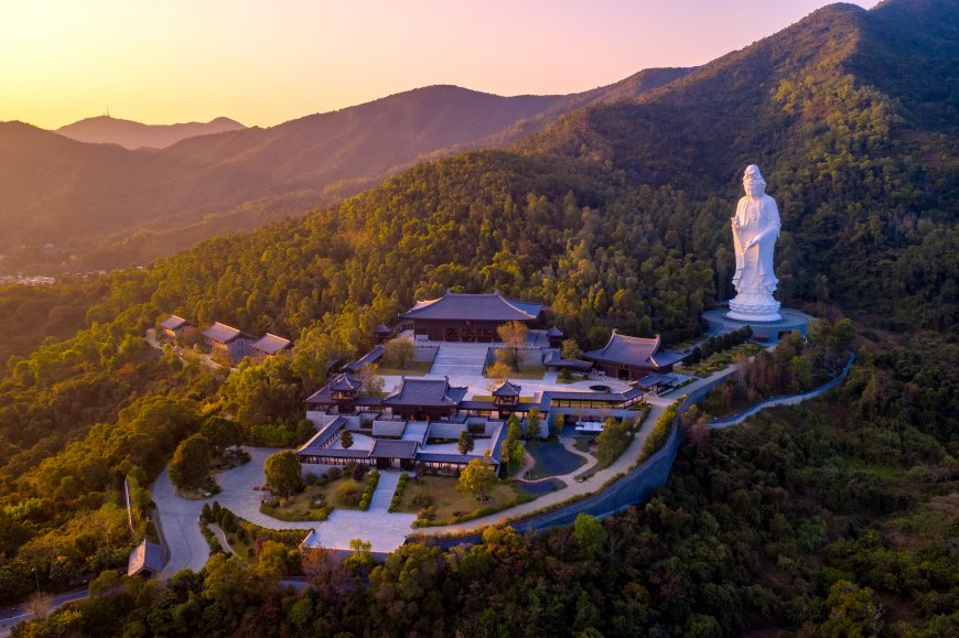 深圳大鹏观音山巨型白玉观音像与古寺群落青山环绕金晖人文风土创意电脑壁纸