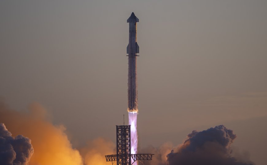 星舰火箭垂直升空紫焰橙烟太空科幻电脑壁纸