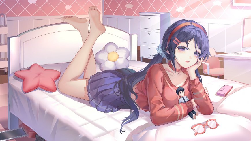 紫发少女躺床托腮微笑粉白温馨动漫电脑壁纸