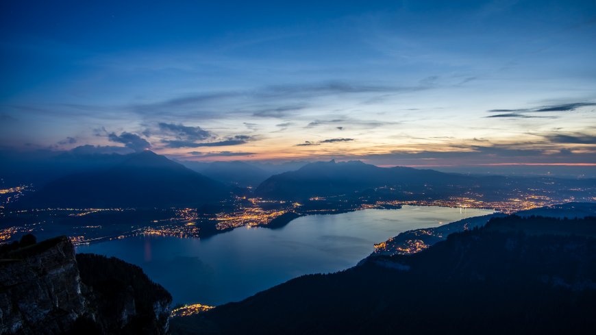 日内瓦湖黄昏山峦倒影蓝紫渐变风景电脑壁纸