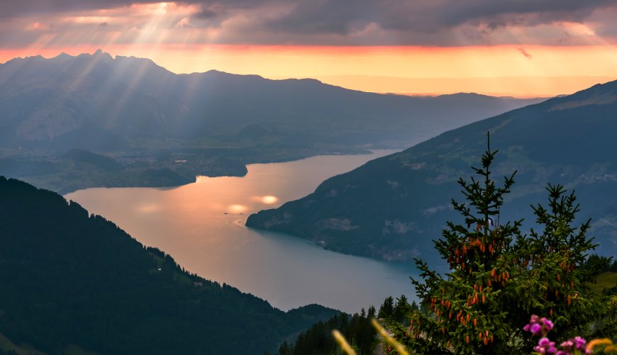 阿尔卑斯山湖光山色夕阳穿透云层橙金自然风景电脑壁纸