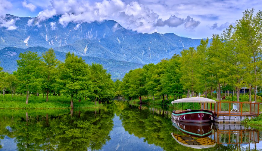 青山绿水倒影湖畔游船碧绿自然风景电脑壁纸