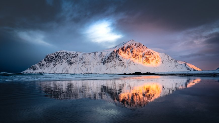 雪山巍峨倒影湖面暖金蓝紫风景电脑壁纸