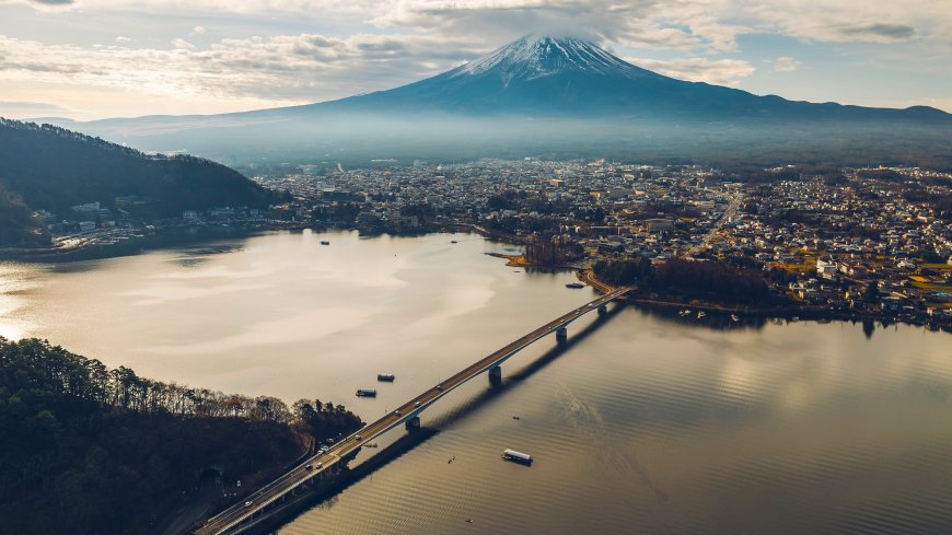 富士山河口湖晨光倒影蓝白自然风景电脑壁纸