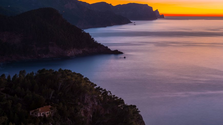 海岸山脉日落余晖橙紫渐变风景电脑壁纸