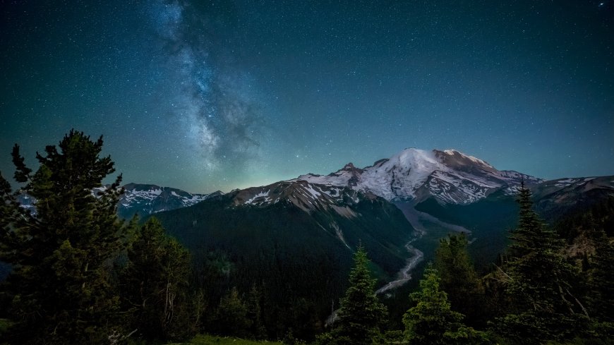雷尼尔山雪峰银河横贯夜空蓝绿星空风景电脑壁纸