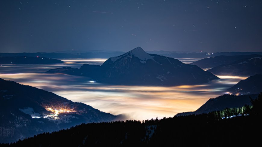 雪山云海星轨夜景蓝金自然风景电脑壁纸