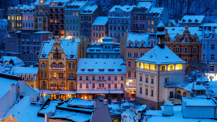 雪夜小镇彩色建筑群暖黄灯光蓝调风景电脑壁纸