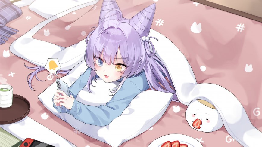 紫发异色瞳少女躺床玩手机粉白温馨动漫电脑壁纸