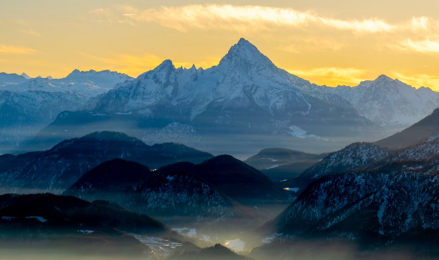 雪山巍峨层峦叠嶂晨曦金黄蓝白风景电脑壁纸