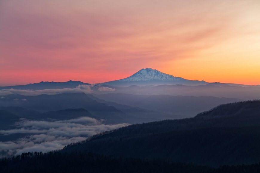 雷尼尔山雪峰云海层峦叠嶂粉橙渐变风景电脑壁纸