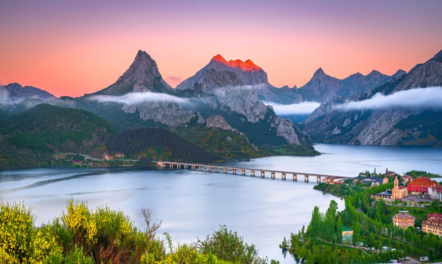 西班牙皮科斯德欧罗巴国家公园湖光山色云雾缭绕粉紫渐变风景电脑壁纸