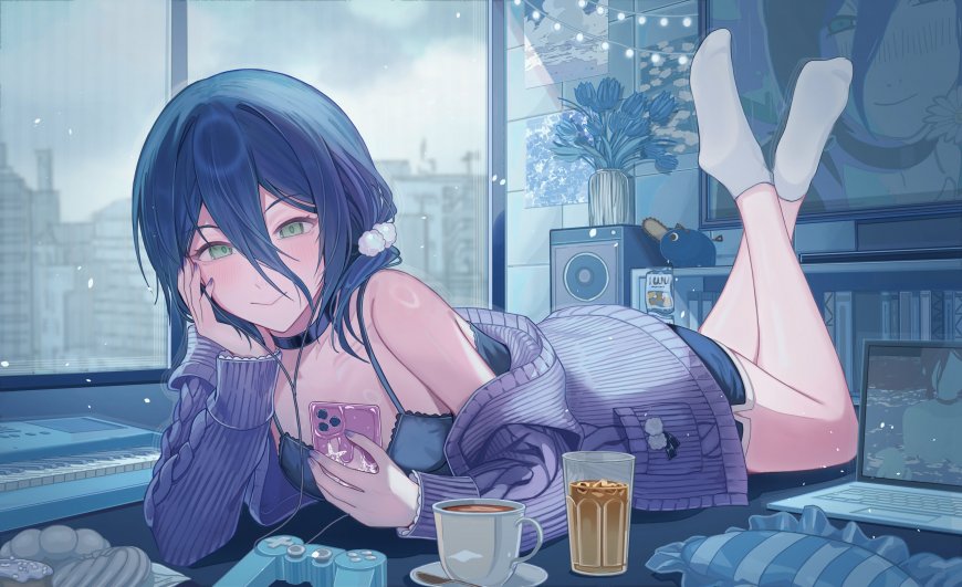 蓝发绿眼少女慵懒倚窗手持手机蓝紫调动漫电脑壁纸