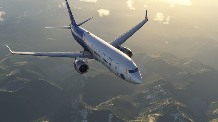 波音737MAX涂装纪念版客机翱翔山峦上空暖金航空摄影电脑壁纸