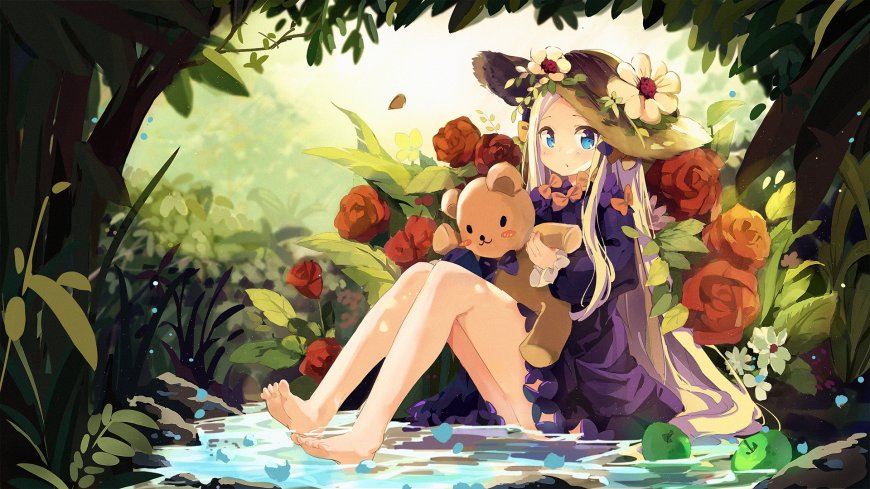 金发少女戴花帽抱泰迪熊坐溪边绿意盎然动漫电脑壁纸