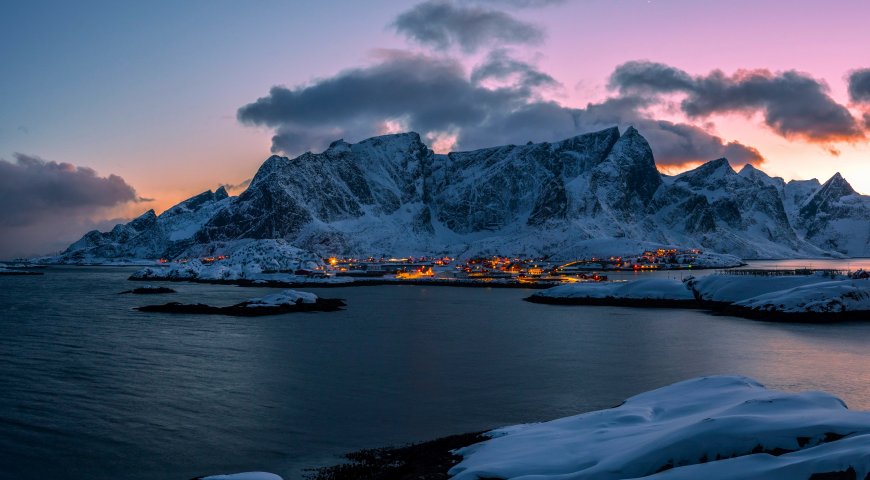 挪威罗弗敦群岛雪山渔村黄昏紫蓝风景电脑壁纸