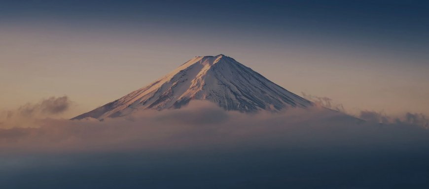 富士山雪顶云海环绕蓝紫渐变风景电脑壁纸