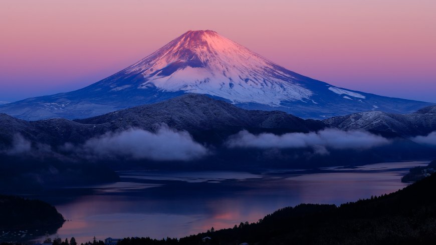 富士山雪顶霞光映湖粉紫风景电脑壁纸
