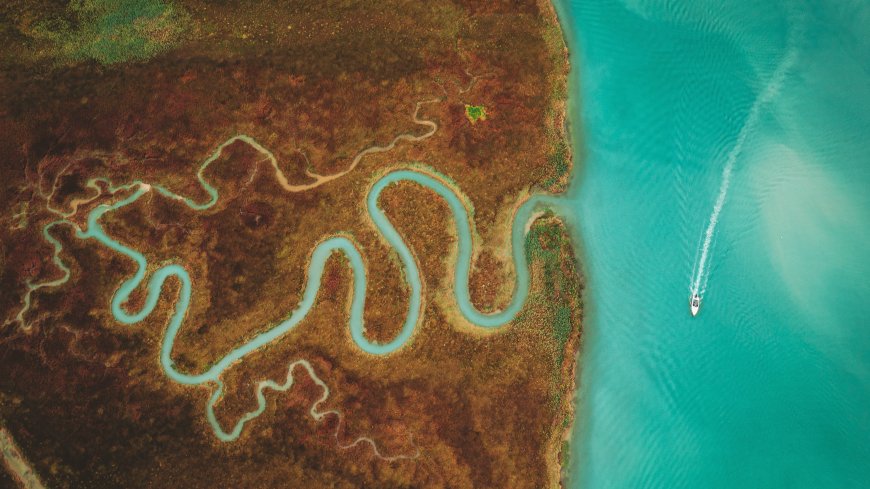 蜿蜒河流入海碧蓝水道棕褐湿地航拍风景电脑壁纸
