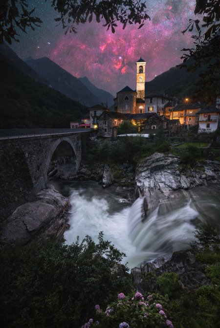 阿尔卑斯山间古村夜景星河璀璨粉紫风景手机壁纸