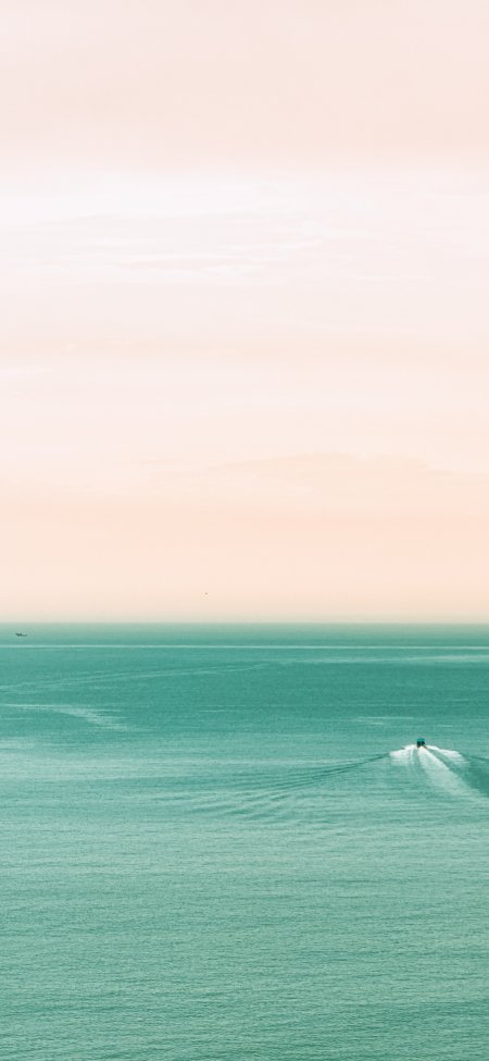 碧海蓝天小船疾驰泛白浪粉青风景手机壁纸