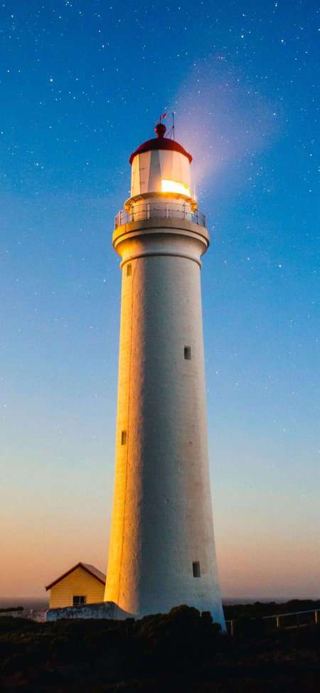 灯塔夜空星光璀璨蓝紫渐变风景手机壁纸