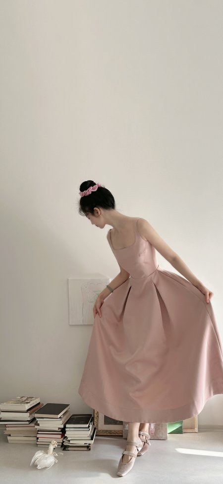 粉色长裙少女侧身提裙浅灰背景美女手机壁纸