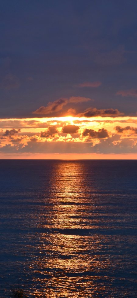 海面夕阳余晖洒金光云层透亮橙紫渐变自然风景手机壁纸