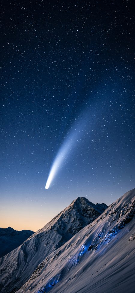 彗星划过星空雪峰巍峨蓝紫渐变风景手机壁纸