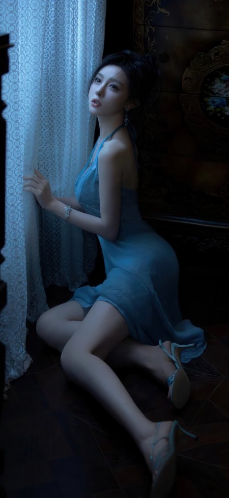 蓝裙美女倚窗回眸冷调人物摄影手机壁纸