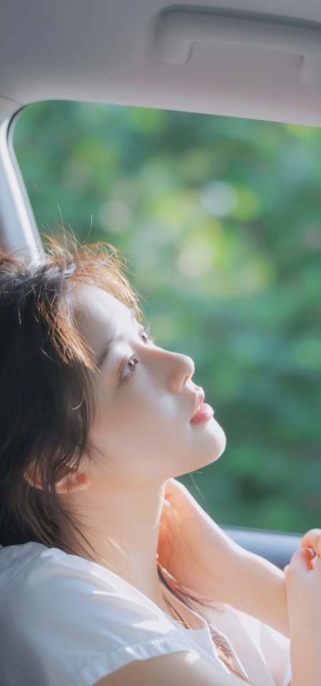 美女车内侧颜仰望暖光人物摄影手机壁纸