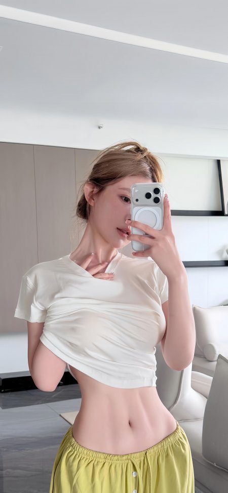 美女镜前自拍手持手机米白上衣黄裙暖调人物摄影手机壁纸