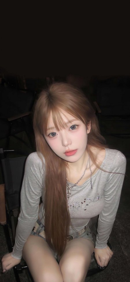 浅棕长发蓝眸少女银灰亮面长袖上衣配牛仔短裤暖调人物摄影手机壁纸